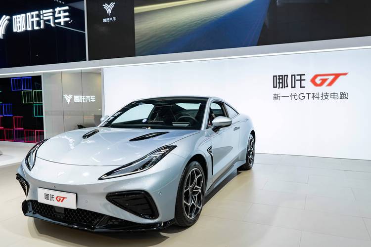 深圳321哪吒汽车在智能汽车领域的表现，领途汽车在新能源汽车市场中的影响力